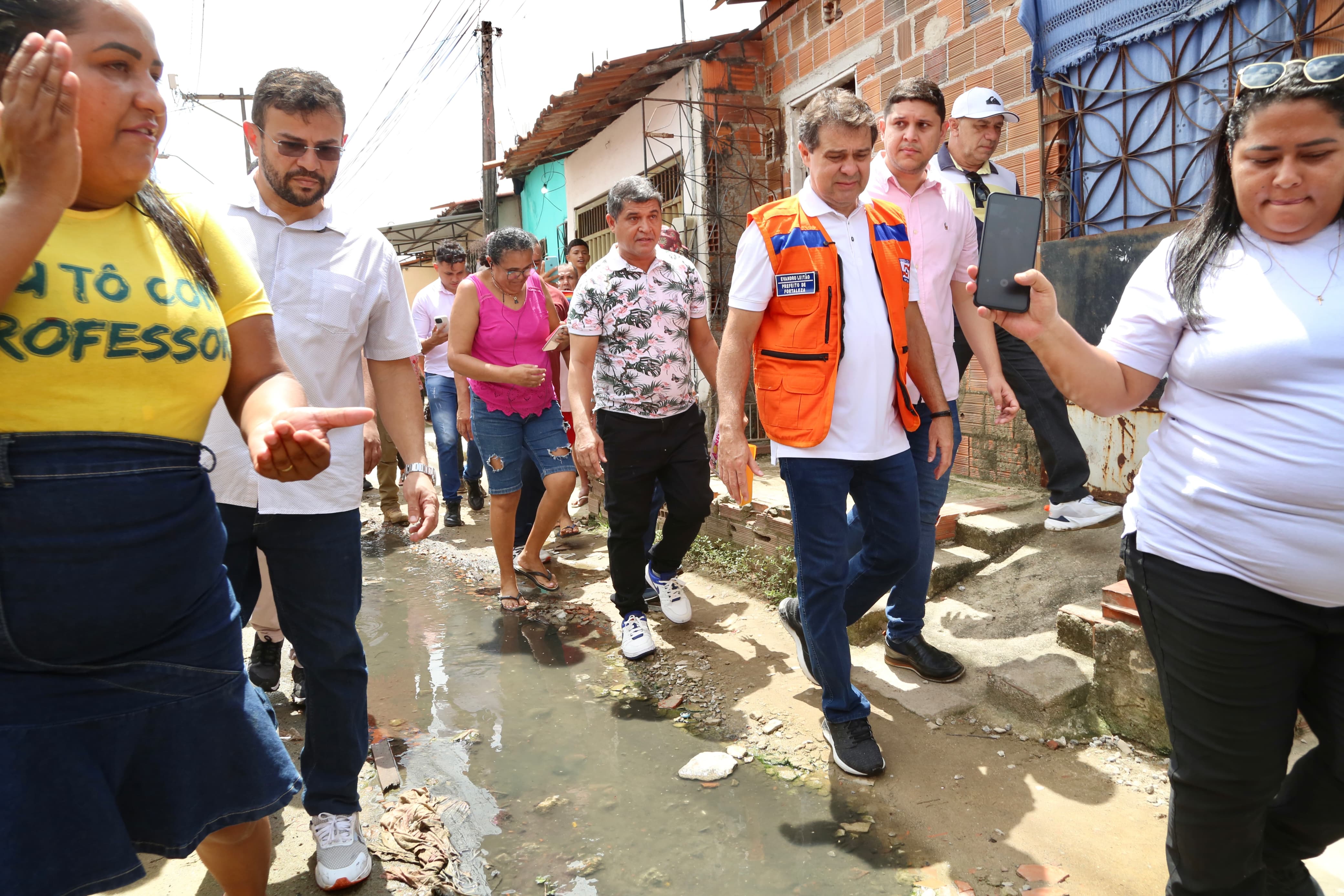 prefeito evandro caminha na rua de uma comunidade